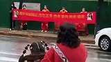 女子发现老公有外遇，扯横幅贴照片敲锣打鼓，替老公纳妾