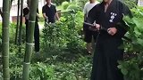日本男人演示用武士刀劈竹子，一套操作还挺讲究