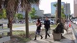 伪装成草人在路边向路人伸手，美女非常害怕