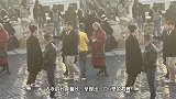 肖战在西班牙阶梯被偶遇，穿黑大衣搭配针织帽，随性自在又帅气