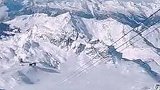 滑雪在阿尔卑斯山 蓝天白云令人向往