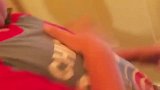 小男孩要被蝴蝶吓死了，这惊恐的表情，太好笑了！