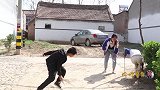 童年短剧：傻妞和伙伴们一起玩风车，没想却把可乐弄丢，结局真逗