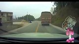 行车记录仪实拍弯道还敢强行超越大货车，这就是代价