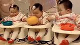 三胞胎锻炼自主进食的能力，眼前的这一幕，真是太搞笑了