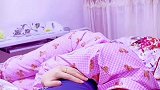女生总喜欢抱着男友的腿睡觉，男友一句话让女生暴怒！