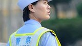 这个牵手有点暖！山东交警小哥脱手套牵老人回家