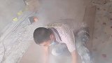 农民工大哥真厉害，一个人开双层大板