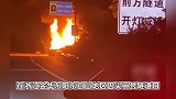 网曝特斯拉与奔驰碰撞起火，车主被卡住无法逃生，警方：确有此事