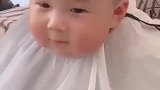 萌娃第一次到理发店，感觉像被点了穴一样，真是太搞笑了