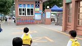 三胞胎妹妹一看到哥哥出来，立马跑上去迎接，太温馨了