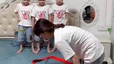 三胞胎妈妈付出了三倍的艰辛，但也得到三倍的幸福