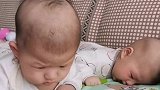 双胞胎宝宝一起练习抬头，弟弟好厉害，没想到哥哥趴着起不来了