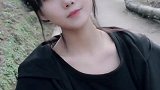 姑娘笑起来好好看，两颗小虎牙真的太可爱了