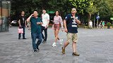 三里屯街拍，妹子的腿真长，这样的肤色才是健康肤色