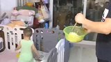 爸爸给孩子喂饭，这场景我只在养猪场见过