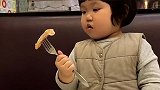 萌娃吃东西的样子，真的好逗呀
