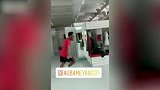 奥巴梅扬更衣室贴地热舞 这是新的进球庆祝动作？