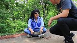 乞丐路边乞讨，小伙给了一百又收回，结局太逗了