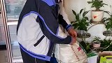 83岁大爷坐公交一个半小时，给侄女送来自家特产