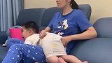 妈妈看电视太着迷，把儿子的短裤穿成超短裙