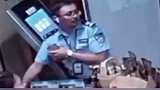 吃瓜小偷神助攻，警察一回头，破案了
