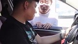 小伙买车欺骗小姐姐，便宜一万块钱嫌少看完才知道真相！