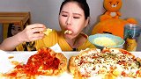 弗朗西斯卡吃2个十二寸的超厚披萨，胃口真好！