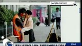 清洁工街头抱孙女鼻吻 真情瞬间被抓拍-6月11日