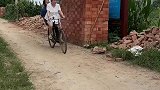 美女骑车带人，没想到掉进垃圾桶里
