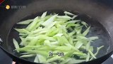 芹菜最好吃做法，营养又解馋，一次一大盘不够吃！