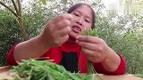 胖妹做韭菜盒子，皮薄大馅，还和奶奶抢着吃！