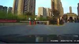 轿车到出口识别抬杆后，又倒退回地库停车