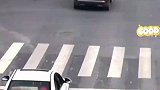 暖心一幕，小女孩误入车流，汽车纷纷停下