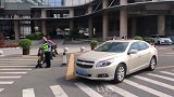 【广东】小车违停医院救援通道 救护车被堵得无路可走