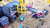 两辆摩托车比赛翻车，拖车挖掘机展开救援，户外工程车玩具故事
