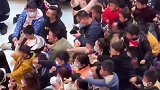 奥特曼 现身商场，小朋友们疯狂打拳支持老师：为什么做操没这么整齐