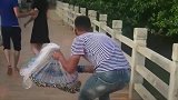 农村小伙撒网有一招，不让河里的鱼听到动静，这技术怎么样