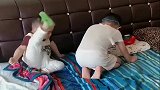 二胎弟弟每天都要挑衅哥哥，两兄弟的举动真让人哭笑不得