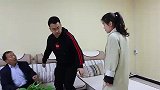 儿子带女友来家，父亲给她一百元见面礼，女友当场翻脸离开