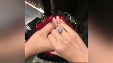 何雯娜被求婚成功！衣着宽松引怀孕疑云，未婚夫长相太抢镜