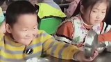 小胖墩端着碗照镜子很嗨皮，长大后绝对是个人才