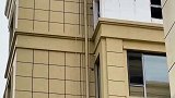 工人高空作业操作失误悬挂空中