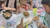 江苏苏州：同款家庭地位！爸爸吃娘仨剩饭引发男同胞共鸣