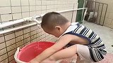三天不打上房揭瓦，眼前这一幕，孩子怎么打合适