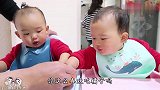 双胞胎抢着吃水果，大口啃，看着不自觉的吞口水，太有感染力了