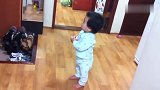 叔叔转身要走，宝宝立马放大招，大哭挽留，叔叔笑哭赶紧回身哄娃