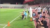 国足全队进行赛前踩场 主帅里皮表情严肃拒绝合影