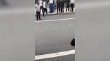 男子模仿网红玩马术当街摔晕 网友：帅不过三秒