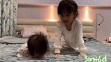 3个月宝宝练习翻身，姐姐都忍不住加进来给宝宝加油，宝宝太棒了